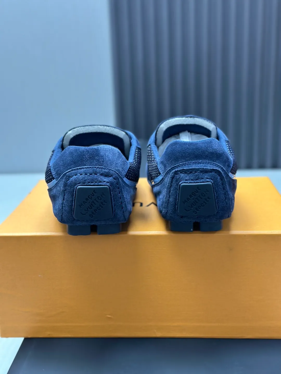 👟👟Ex-factory price 680👟👟 (Top version fully packaged) LV Louis Vuitton L Family Donkey Brand Latest Rally Series Mesh Casual Sports Shoes Doudou Shoes Original purchase, development and production This LV Rally sports shoe is made of suede cow leather and mesh fabric, and a rubber pad outsole is incorporated into the driving shoe configuration, making it a modern choice that is both comfortable and light. The LV letters on the side, the handwritten Louis Vuitton logo on the rear, and the Vuitton logo on the tongue and outsole jointly brand the brand mark. Exquisite packaging at the delivery counter🛍📦 ▪️Fabric: Original customized imported mesh + cowhide ▪️Inner lining: Original customized breathable mesh lining ▪️Outsole: Original molded anti-slip rubber material ▪️Sole thickness: 2CM ▪️Size: Men's 39-45